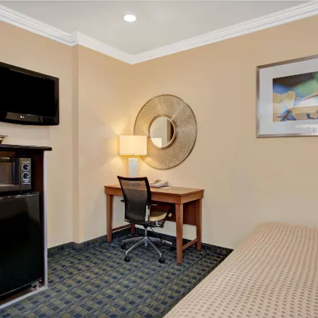 Days Inn by Wyndham San Francisco - Lombard Отели рядом с достопримечательностью «Ресторан The Cliff House»
