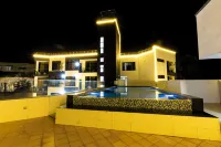 Cascadia Serviced Apartments - Rooftop Pools