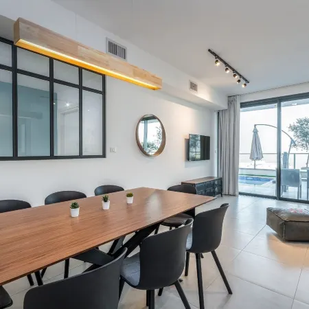 Luxury Garden Apartment Heated Pool