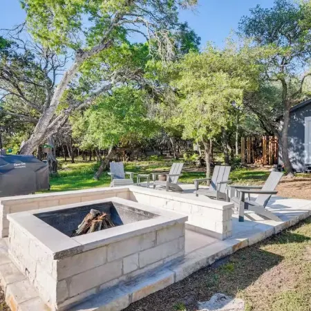 Cozy Modern Cabin wt Pool, Hot Tub, Fire pit and Goats, Alpacas, Chickens & Emus