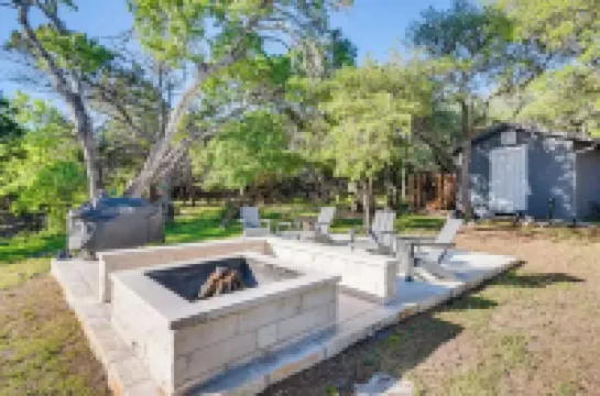 Cozy Modern Cabin wt Pool, Hot Tub, Fire pit and Goats, Alpacas, Chickens & Emus