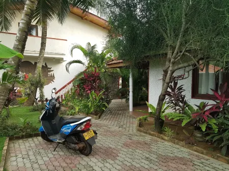 Tropical Beach House Hikkaduwa Отели рядом с достопримечательностью «Saffron Robes Gallery & Living»