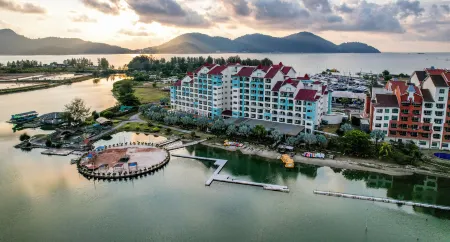 AnyLodge Waterfront Marina Island Pangkor Отели рядом с достопримечательностью «Batu Bersurat ( Pulau Pangkor, Perak )»