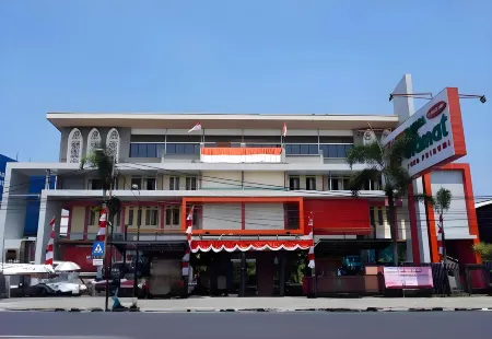 Hotel Syariah Selamat Sukabumi Отели рядом с достопримечательностью «POLTEKES YAPKESBI»
