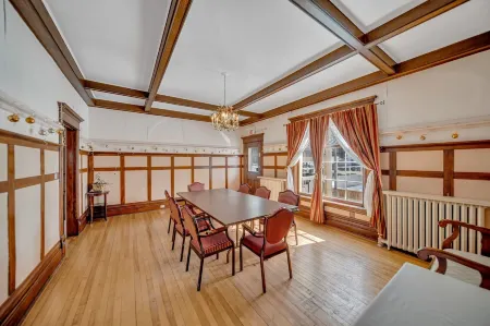 Marmora and Lake Inn and Victorian Diner Отели в г. Стерлинг-Родон