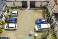 Waffles Suites - parking