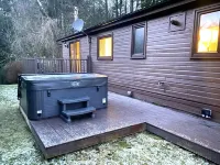 Stunning 4-Bedroom Cabin with Hot Tub in Beattock!