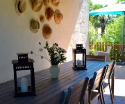 Gîte Lavande. Prachtig Gerestaureerde Gite met Verwarmd Zwembad in de Charente 셍발리에 호텔