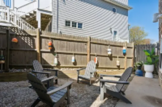 Oceanfront Cottage w/ Deck + Outdoor Shower — Walk to Restaurants