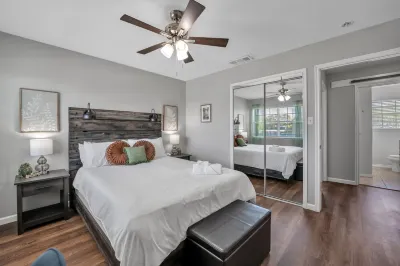 Central Frisco Townhouse | Walk to Cafes & Bars Hotels near Grand Park
