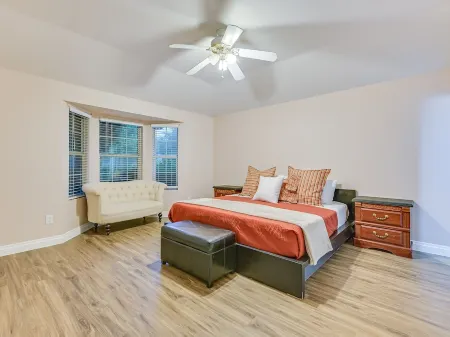 Entire home in Del Valle with backyard. Pet-friendly! Отели рядом с Аэропорт Бергстром