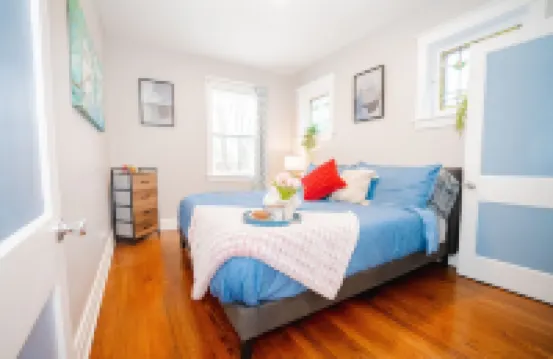 Charming STL Brick w/ firepit-  KingBed- 5min Botanical Garden