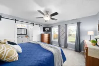 Private Entrance, Fenced Backyard and Large Kitchen - Charming Retreat Отели в г. Кларксвилл