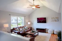 High-End Kitchen and Spacious Backyard Oasis - Charming Retreat Hotel a Plainville