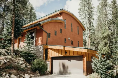 Charming Eco-Friendly Retreat with Game Room - Serene Mountain Escape