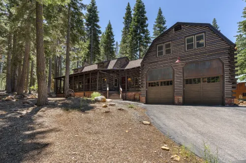 Charming Log Cabin with Hot Tub and Rustic Appeal - Cozy Mountain Retreat