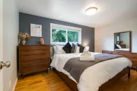 Spacious Dining, Cozy Living, and Large Deck - Stylish Family Haven Hotels in Shoreline