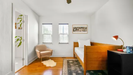 Private Backyard, Hot Tub and Modern Kitchen Amenities - Gorgeous Oasis