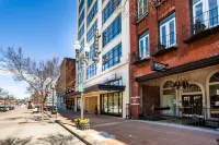 Spacious Loft with Smart TV and Gym - Charming Downtown Retreat
