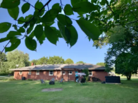 Hot Tub and Spacious Backyard - Charming Hazel Acres Retreat