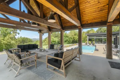 Expansive Outdoor Oasis with Luxurious Pool - Stunning Nashville Retreat