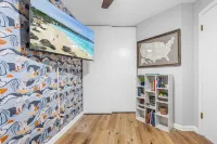 Steps to Beach and Vibrant Local Scene - Charming Coastal Retreat فنادق في جزيرة ميريت