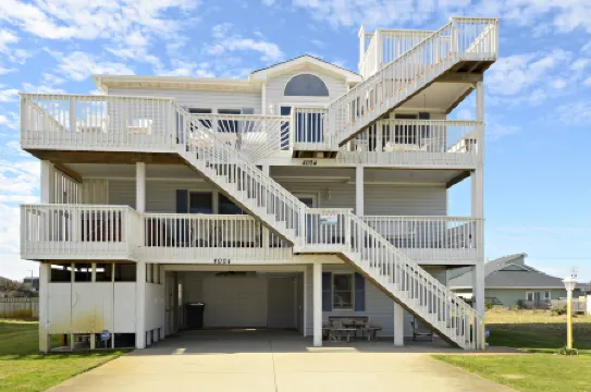 Private Pool and Luxurious Master Suites - Elegant Ocean View Retreat