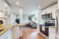 Renovated Queen Anne Escape | Smart TV, Parking, Patio & Walkable Locale Hotels in Bainbridge