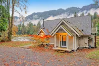 Sky River's Edge Hotels near Eagle Falls