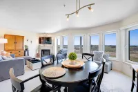 Sunny & stylish oceanfront condo with WiFi, washer/dryer & private balcony Hotels in Ilwaco