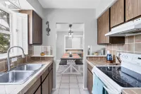 Contemporary Condo w/ Fast WiFi, Shared Pool, Pool Spa, Tennis, & Boat Dock Hotels in Aransas County