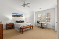 Elegant Getaway with Clubhouse Pool and Hot Tub - Charming Retreat