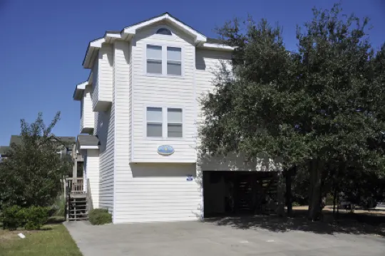 Private Pool and Hot Tub - Beautiful Spacious Retreat