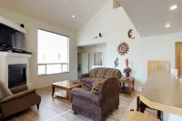 Spacious Townhome ina Great Location with Seasonal Shared Pool and Hot Tub