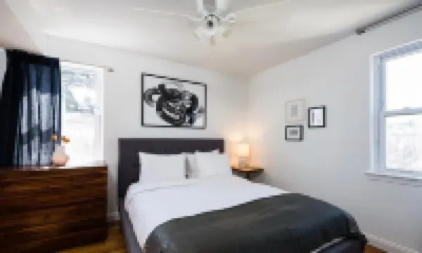 Custom Furnishings and Modern Kitchen - Charming Eco-Friendly Retreat Hotels in 