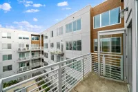 Stylish Space with Pool and Spa Amenities - Luxurious Retreat Hôtels à : Grandview Heights