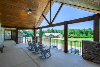 Outdoor Pool and Scenic Balcony Views - Charming Mountain Retreat Hotels in Townsend