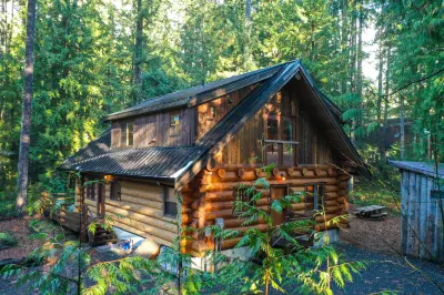 Expansive Deck and Modern Kitchen - Unique Mountain Sanctuary 베이커 호 주변 호텔