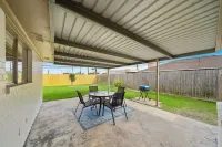 Covered Patio, Game Room and Convenient Amenities - Stylish Retreat Hotel a Pasadena