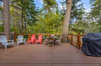 Hot Tub and Surrounded by Pine Trees - Cozy Enchanting Retreat