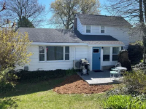 Adorable 2-bedroom home, 2 min walk to lake, restaurants, shops.Near SB Dunes