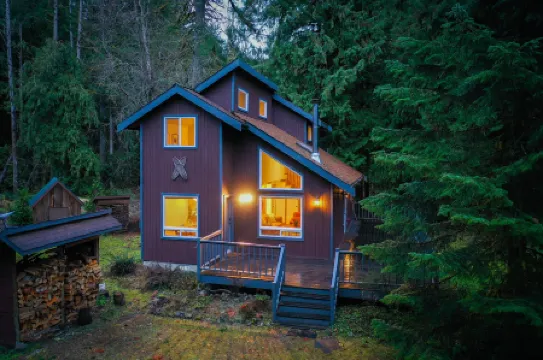 Cozy Hideaway with Modern Comforts - Inviting Mountain Retreat