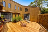 Stunning home with sweeping ocean views, private hot tub & outdoor living