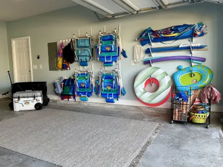 Coastal Dreamer-Family Friendly, 2 Kitchens, Golf Cart Included, Close to Beach