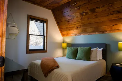 Red River Gorge Raven’s Summit Luxury HotTub WiFi Hotels in Menifee County