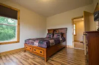 Modern Design and River Access - Stunning Tree Top Escape