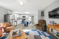 Brothers bond 3bed 2bath, short walk to the square