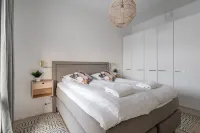 New 2Br Apt with Balcony, Sauna & Great Location - Homestays