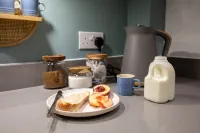 Courtyard Retreat- Free Evening Parking