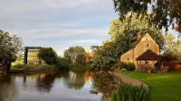 River Nene Cottages - spa